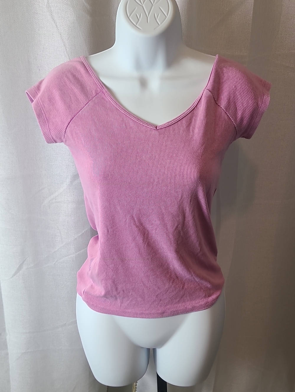 AE Saltwash V-Neck Baby Tee Size Med.  Like New